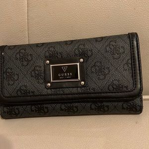 Guess woman’s wallet black